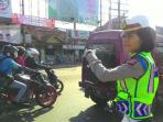 polwan-atur-lalu-lintas-di-cileunyi_20160709_173727.jpg