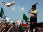 prabowo-subianto-lempar-kemeja-cokelat-khasnya-ke-masa-pendukung.jpg