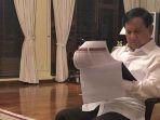 prabowo-subianto-saat-membaca.jpg