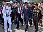 presiden-joko-widodo-keluar-dari-kendaraan-kepresidenan-dan-berjalan-kaki_20171006_063923.jpg