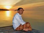 presiden-jokowi-duduk-bersila-di-ujung-dermaga-waiwo-raja-ampat_20160101_153002.jpg