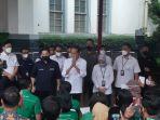 presiden-jokowi-memantau-penyaluran-bsu-di-kantor-pos-bandung-jalan-asia-afrika.jpg