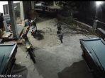 pria-terekam-CCTV-mencuri-bra-lalu-kabur.jpg