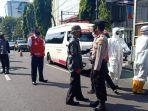 pria-tergeletak-di-halte-bus-tmb.jpg