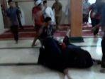 pria-yang-berebut-menjadi-imam-masjid-beredar-viral.jpg
