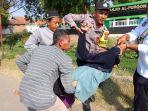 pria-yang-tergeletak-di-pinggir-Jalan-Raya-Blok-Sukadedel.jpg