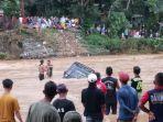 proses-evakuasi-sopir-dan-kernet-pikap-yang-terjebak-di-tengah-sungai-cipasarangan.jpg