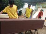 proses-pembuatan-peti-jenazah-di-dusun-sukajadi-rt-0203.jpg