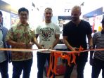 prosesi-gunting-pita-saat-grand-opening-jbl-store-di-23-paskal-shopping-center_20170920_170353.jpg