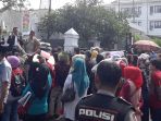 puluhan-orang-pengunjuk-rasa-berdiri-di-depan-gedung-dprd-jabar-rabu-2162017_20170621_115604.jpg
