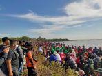 ramai-ramai-membersihkan-Pantai-Kesenden-Cirebon.jpg