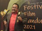 rano-karno-mendapatkan-piala-lifetime-achievement-di-festival-film-bandung.jpg
