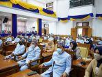 rapat-paripuran-dengan-pakaian-adat.jpg