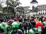 ratusan-driver-ojek-online-aksi-di-depan-gedung-sate_20171120_131113.jpg