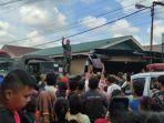 ratusan-warga-yang-menggeruduk-Batalyon-Armed.jpg