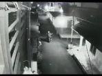 rekaman-cctv-pencurian-sepeda-motor-di-kompleks-nusa-persada-yes.jpg
