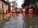 relawan-bpbd-ciamis-di-lokasi-banjir-perumahan-jati-asih-bekasi-jumat-312020-siang.jpg