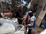 relawan-bumi-inspirasi-di-bank-sampah_20170717_112458.jpg