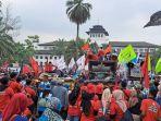 jabar/ribuan-buruh-dari-sejumlah-serikat-pekerja-dan-serikat-buruh-di-jawa-barat.jpg