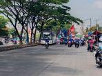 ribuan-buruh-di-cimanggung-berkonvoi-menuju-kantor-ipp-sumedang-rabu-3112021-pagi.jpg