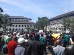 ribuan-sopir-angkot-unjuk-rasa-di-depan-gedung-sate_20170309_113321.jpg