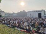 ribuan-warga-muhammadiyah-menjalankan-salat-idul-fitri.jpg