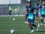 ricky-kambuaya-kenakan-jersey-persib-bandung-dengan-nomor-punggung-55.jpg