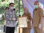 ridwan-kamil-memberikan-penghargaan-bidang-lingkungan-hidup-raksa-prasada-2020.jpg