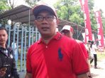 ridwan-kamil-menyempatkan-diri-untuk-menonton-laga-final-softball_20180114_132608.jpg