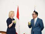 ridwan-kamil-suguhi-elizabeth-cendol-elizabeth.jpg