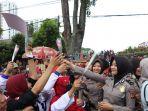 ripda-eriya-polwan-polrestabes-bandung-saat-membagikan-bunga.jpg
