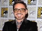 robert-downey-jr-tersenyum-kelihatan-gigi_20150712_202944.jpg