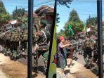 rombongan-TNI-disiram-warga.jpg