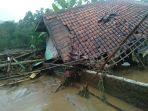 rumah-ambruk-banjir-bandang-garut.jpg