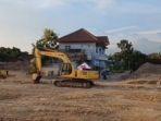 rumah-dua-lantai-berdiri-kokoh-di-tengah-proyek-jalan-tol-Yogyakarta-Solo.jpg