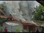 rumah-tukang-bakso-gosong-di-siang-bolong.jpg