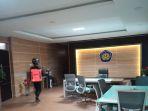 salah-satu-ruangan-di-unsika-disemprot-disinfektan.jpg