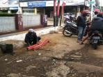 salah-seorang-tukang-ojek-tengah-membereskan-sisa-sisa-kayu_20160125_174828.jpg