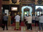 salat-zuhur-pengganti-salat-jumat-di-masjid-agung-indramayu-972021.jpg