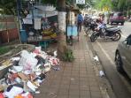 sampah-berserakan-di-trotoar.jpg