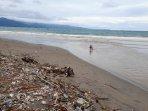 sampah-di-pantai-citepus.jpg