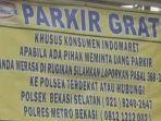 sebuah-spanduk-bertuliskan-parkir-gratis-indomaret-di-bekasi-jawa-barat-viral-di-media-sosial.jpg