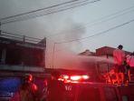 sebuah-toko-distributor-pupuk-di-depan-pasar-parakanmuncang-terbakar.jpg
