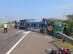 sebuah-truk-pengangkut-bahan-tekstil-berpelat-b-9414-md-terguling-di-ruas-tol-cipali-km-166.jpg