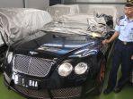 sedan-bentley-jadi-barang-bukti-kejahatan-di-rupbasan-bandung.jpg