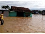 sejumlah-anak-tengah-bermain-di-depan-rumah-yang-terendam-luapan-sungai-citanduy-dan-cikidang_20180223_182905.jpg