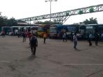 sejumlah-calon-penumpang-angkutan-umum-di-terminal-leuwipanjang_20160710_123952.jpg