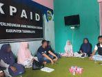sejumlah-keluarga-santriwati-mengadu-ke-kantor-kpaid-kabupaten-tasikmalaya.jpg