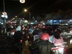 sejumlah-kendaraan-terjebak-macet-1_20160101_201831.jpg