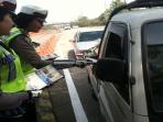 sejumlah-polwan-bagikan-leaflet-mudik-satu_20150710_142213.jpg